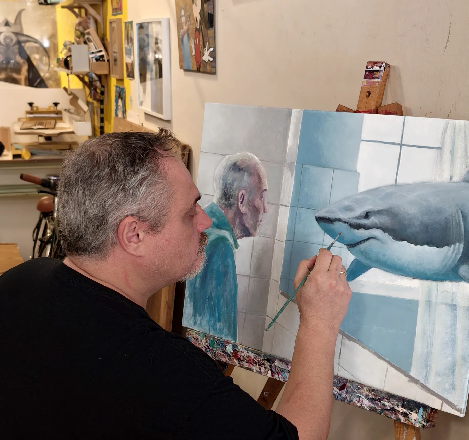 héctor Gomis pintando en su estudio